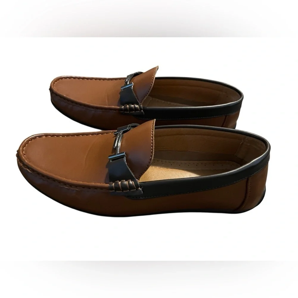 Tahari Elegant Brown Leather Loafers with Black Accents Size 7